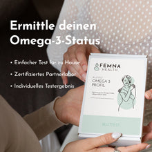 Omega 3 Test von FEMNA in Händen gehalten