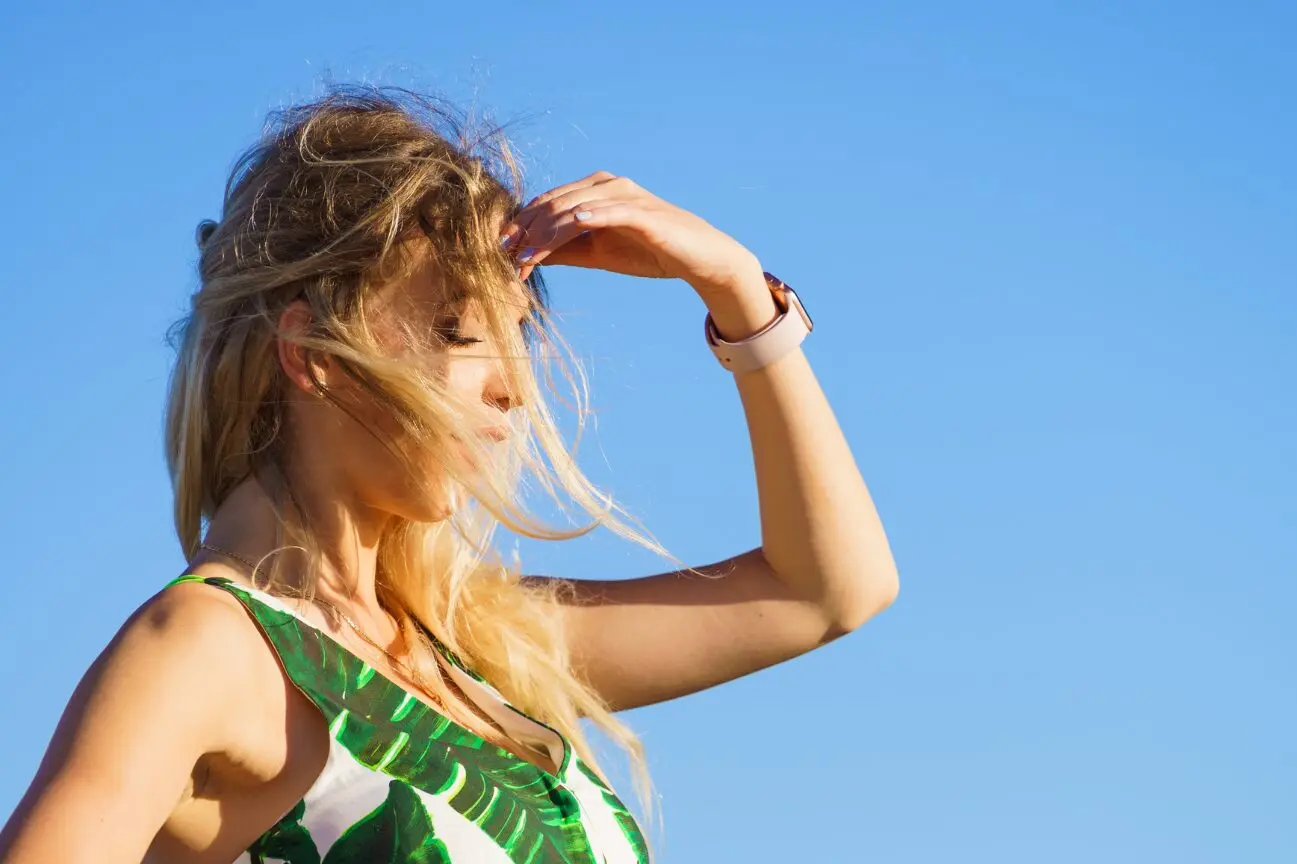 Eine Frau steht in der Sonne, um einen Vitamin D Mangel zu vermeiden